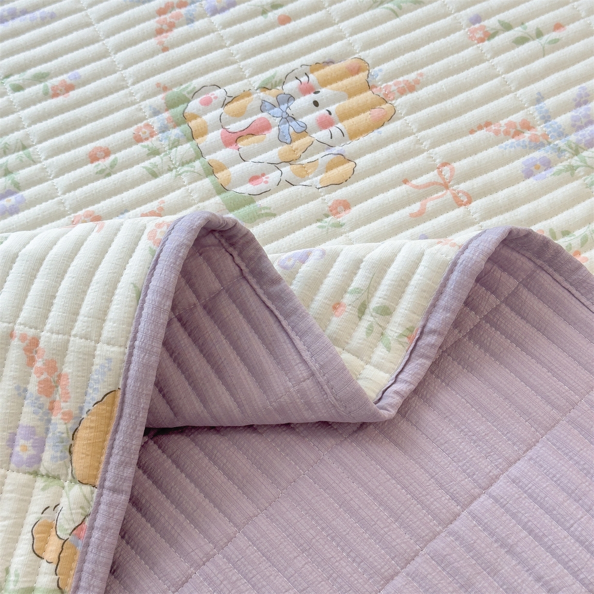 91家纺网 家纺一手货源 找家纺 雯豆家纺 2025新品皱皱双层纱床盖泡泡纱床罩保护套 快乐萌宝