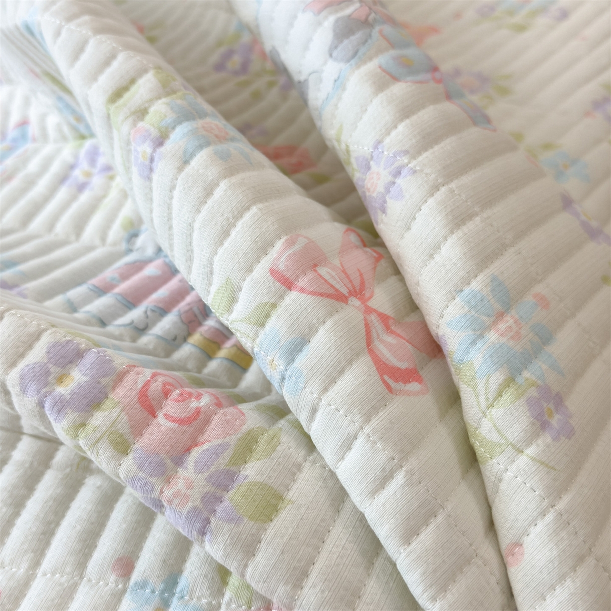 91家纺网 家纺一手货源 找家纺 雯豆家纺 2025新品皱皱双层纱床盖泡泡纱床罩保护套 快乐时光