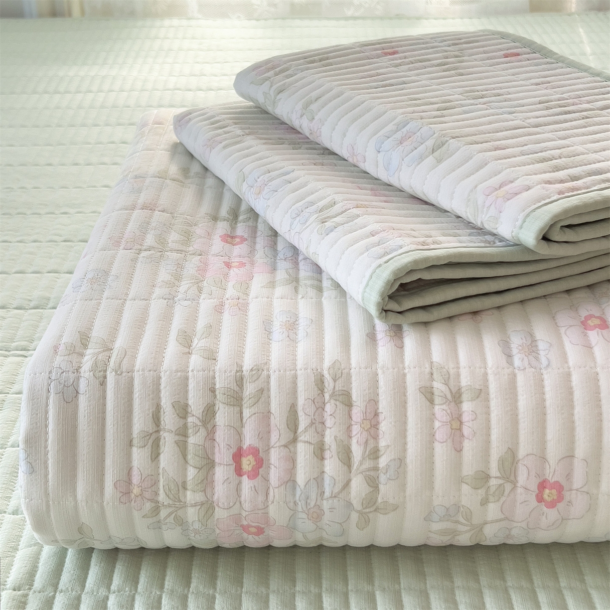 91家纺网 家纺一手货源 找家纺 雯豆家纺 2025新品皱皱双层纱床盖泡泡纱床罩保护套 浪漫花语