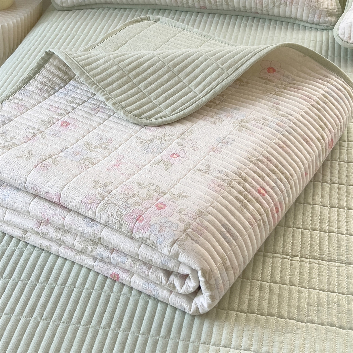 91家纺网 家纺一手货源 找家纺 雯豆家纺 2025新品皱皱双层纱床盖泡泡纱床罩保护套 浪漫花语