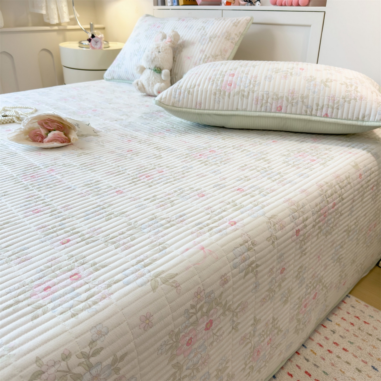 91家纺网 家纺一手货源 找家纺 雯豆家纺 2025新品皱皱双层纱床盖泡泡纱床罩保护套 浪漫花语