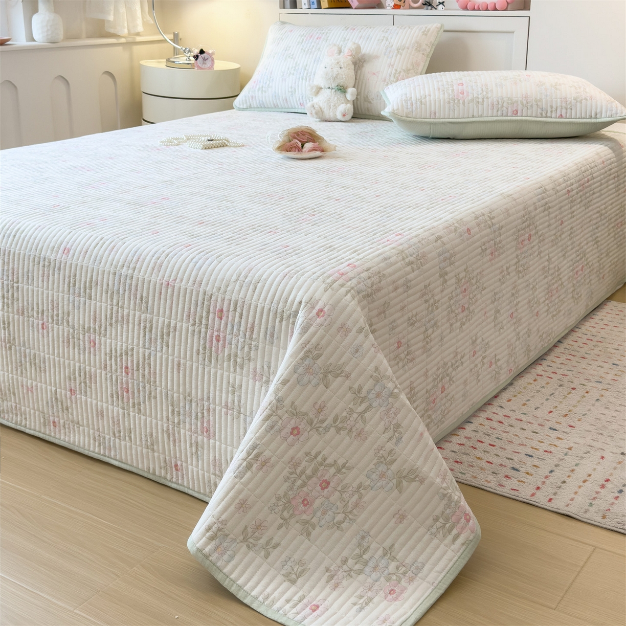 91家纺网 家纺一手货源 找家纺 雯豆家纺 2025新品皱皱双层纱床盖泡泡纱床罩保护套 浪漫花语