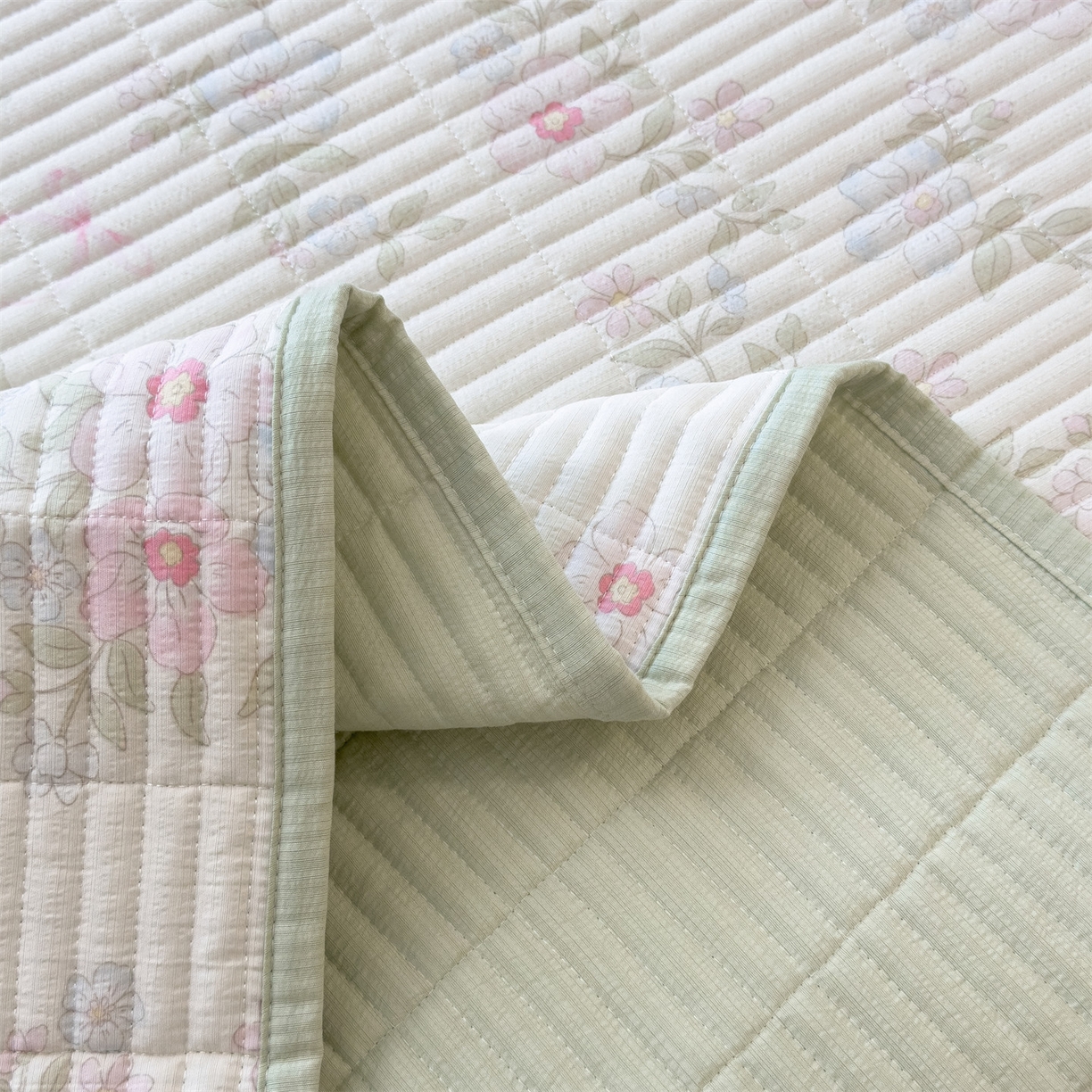 91家纺网 家纺一手货源 找家纺 雯豆家纺 2025新品皱皱双层纱床盖泡泡纱床罩保护套 浪漫花语