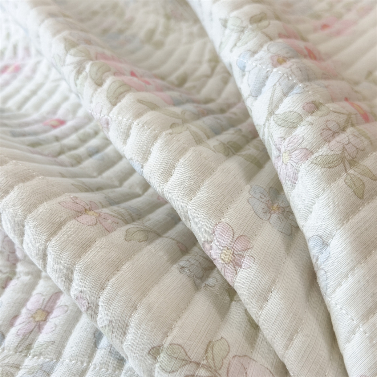 91家纺网 家纺一手货源 找家纺 雯豆家纺 2025新品皱皱双层纱床盖泡泡纱床罩保护套 浪漫花语