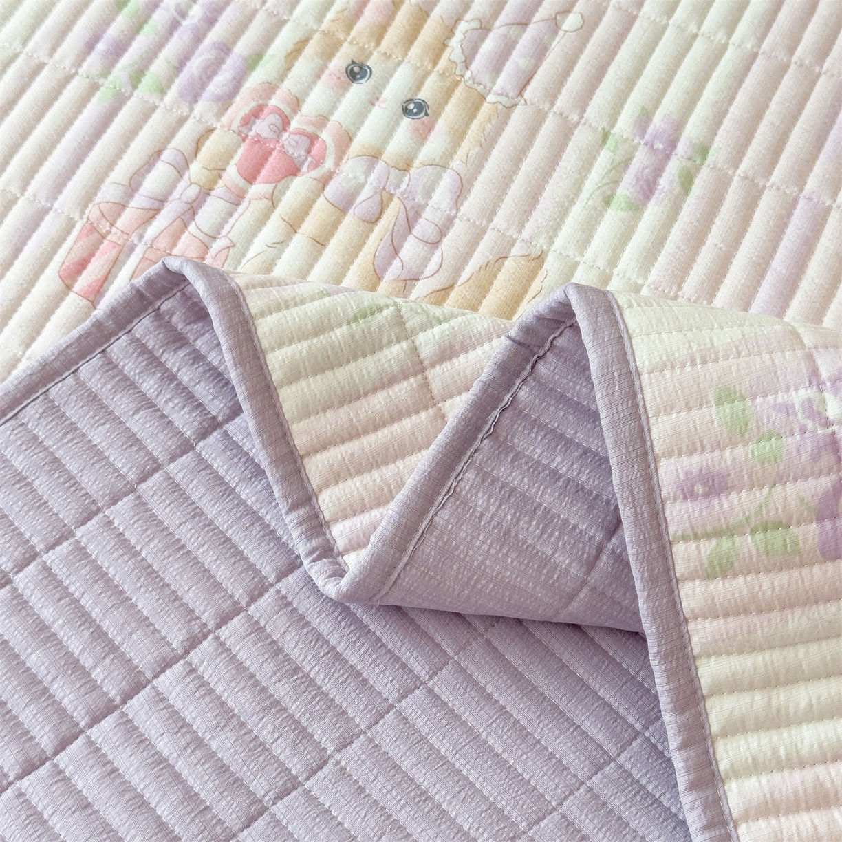 91家纺网 家纺一手货源 找家纺 雯豆家纺 2025新品皱皱双层纱床盖泡泡纱床罩保护套 毛球团团