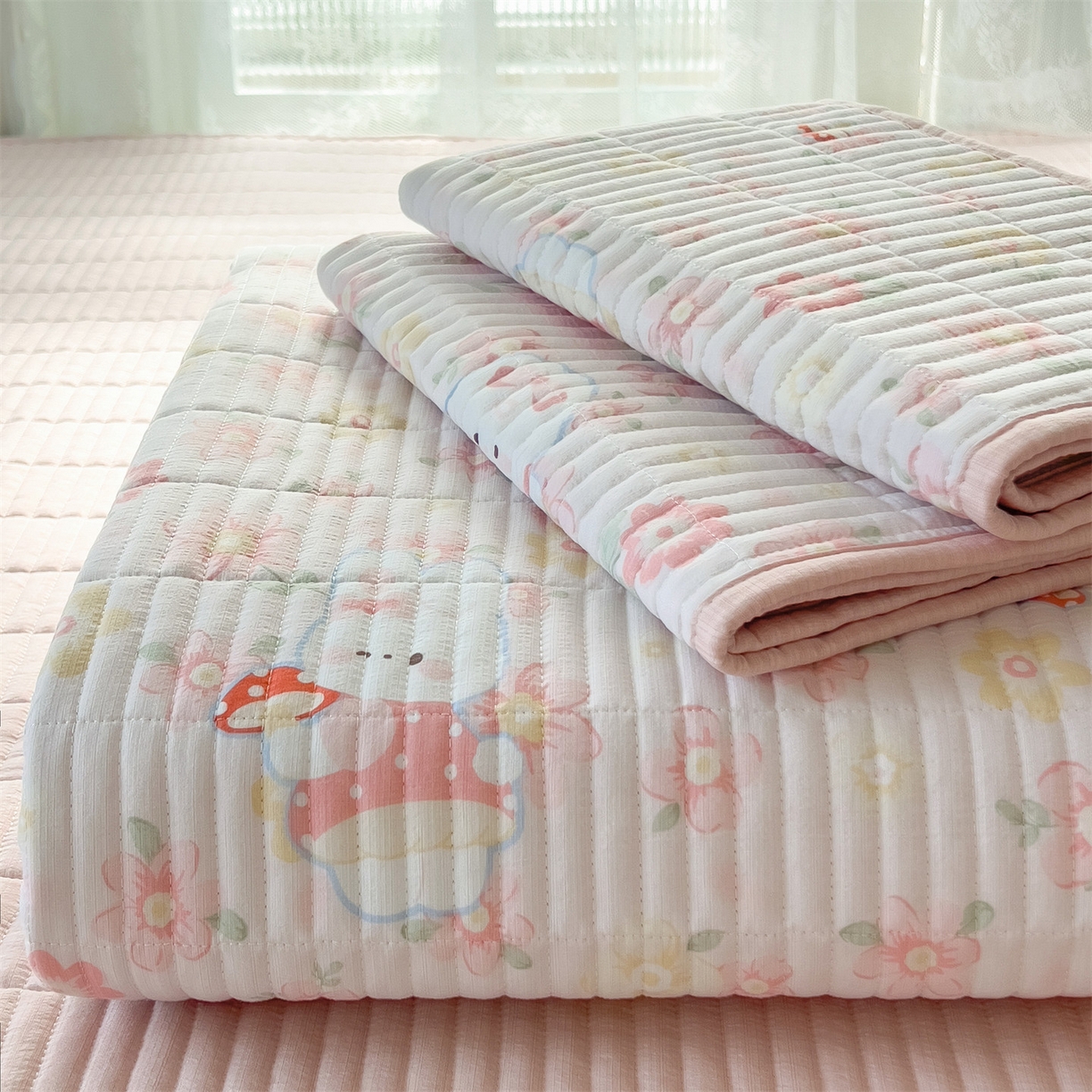 91家纺网 家纺一手货源 找家纺 雯豆家纺 2025新品皱皱双层纱床盖泡泡纱床罩保护套 蘑菇仙子