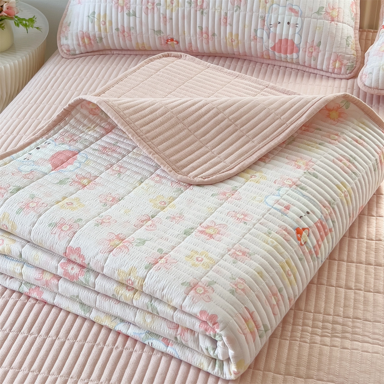 91家纺网 家纺一手货源 找家纺 雯豆家纺 2025新品皱皱双层纱床盖泡泡纱床罩保护套 蘑菇仙子