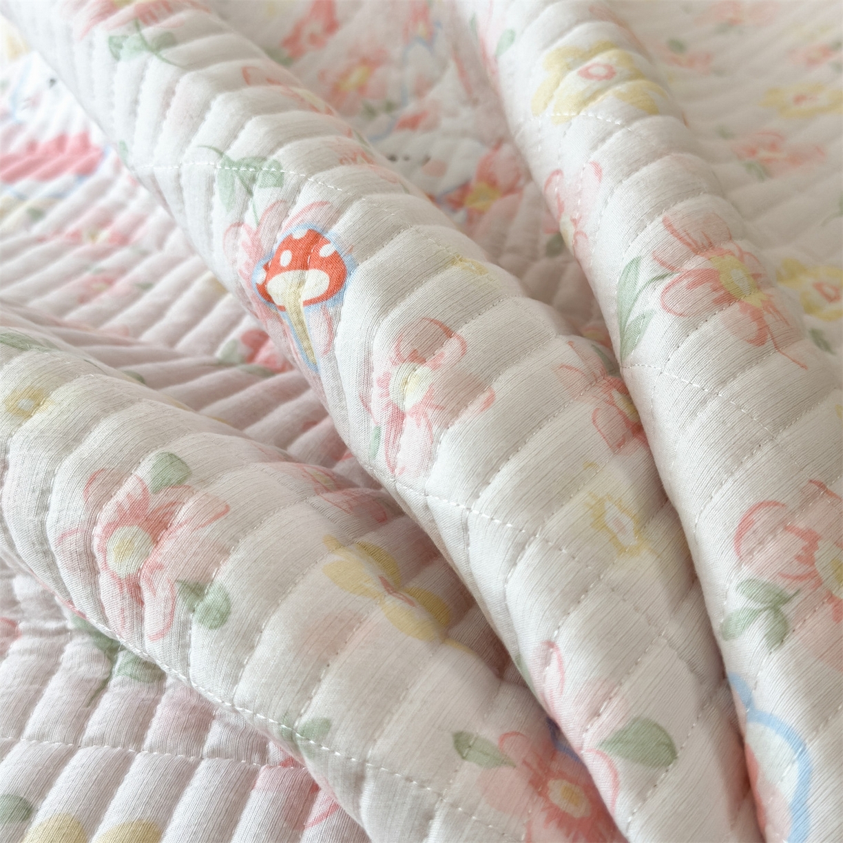 91家纺网 家纺一手货源 找家纺 雯豆家纺 2025新品皱皱双层纱床盖泡泡纱床罩保护套 蘑菇仙子