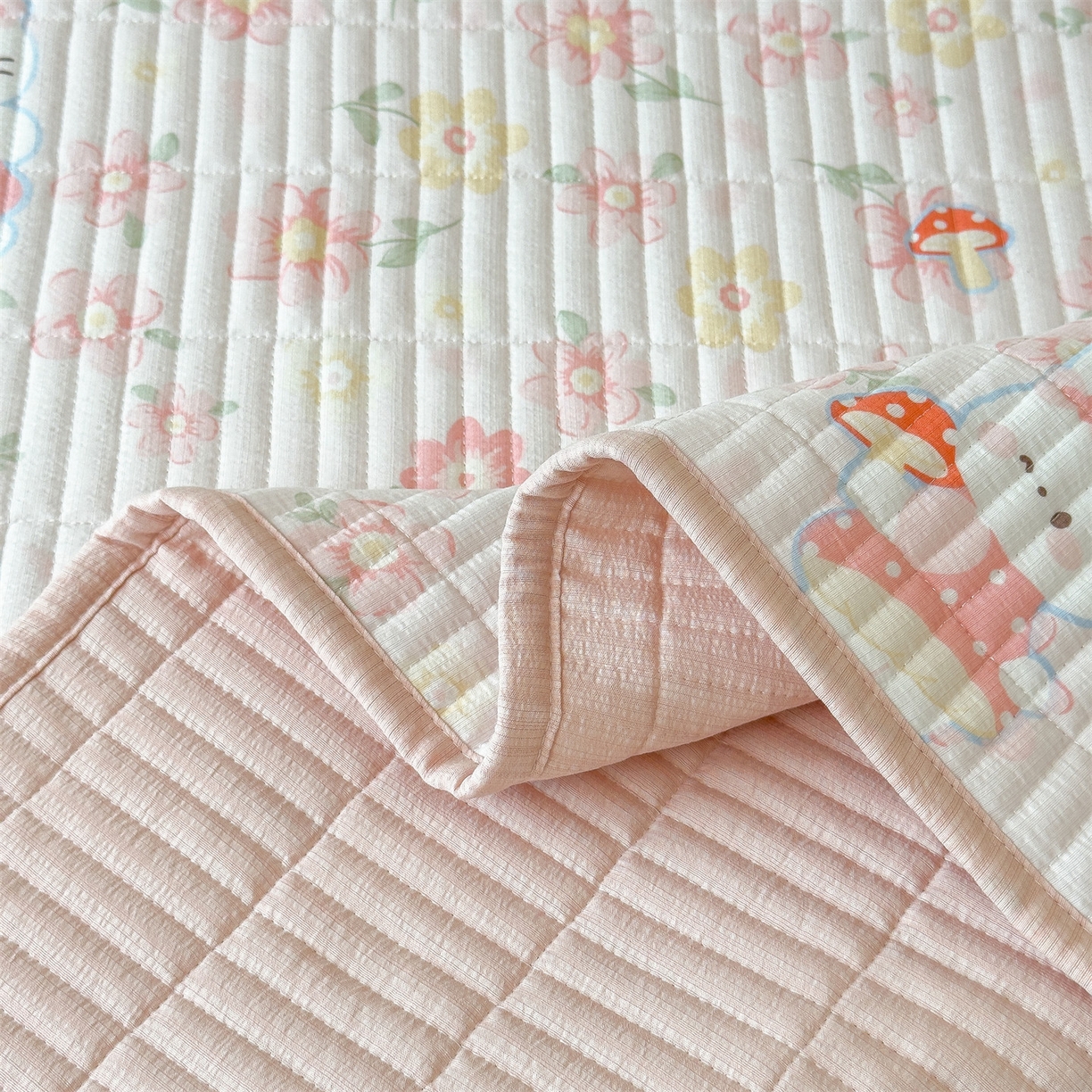 91家纺网 家纺一手货源 找家纺 雯豆家纺 2025新品皱皱双层纱床盖泡泡纱床罩保护套 蘑菇仙子