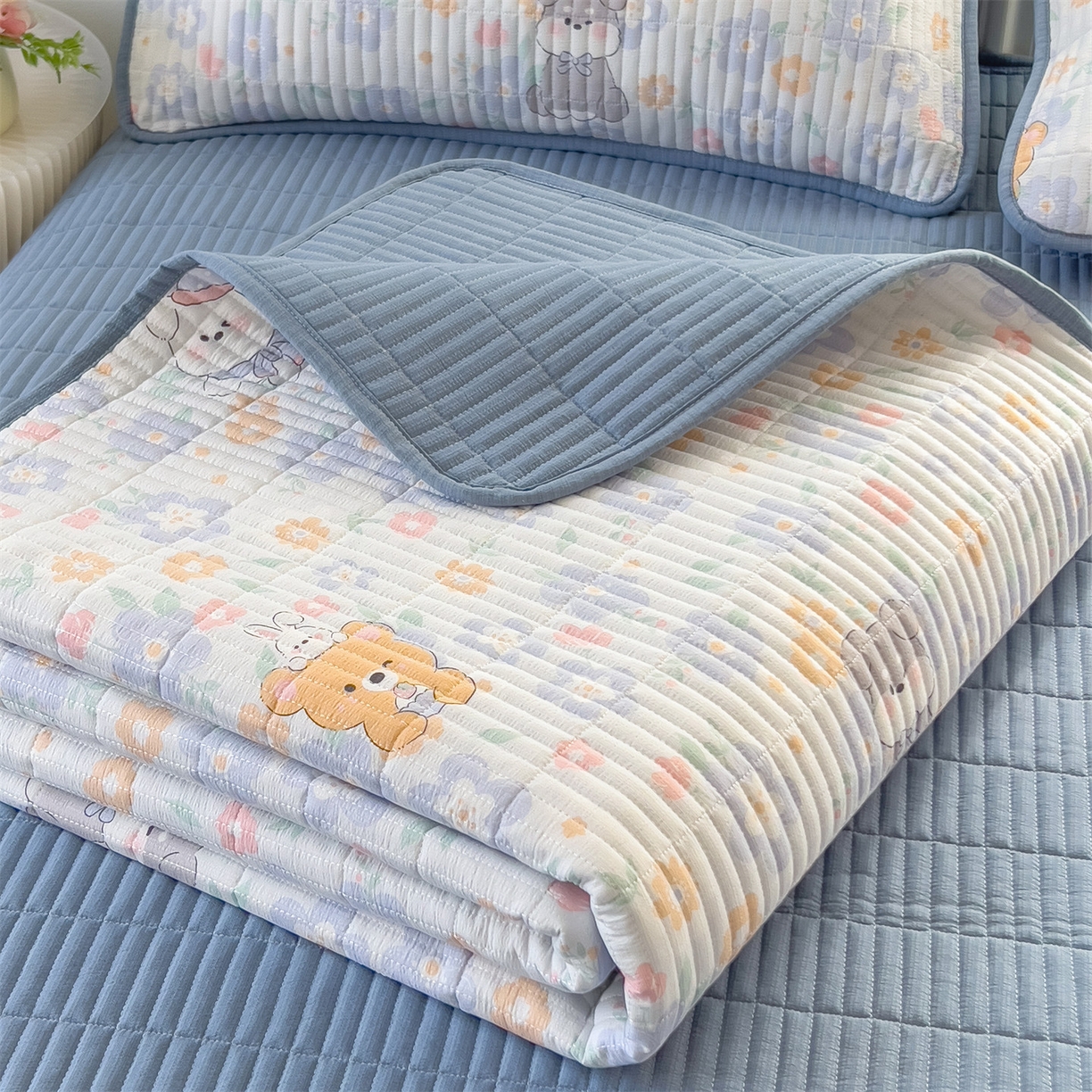 91家纺网 家纺一手货源 找家纺 雯豆家纺 2025新品皱皱双层纱床盖泡泡纱床罩保护套 奶萌小狗