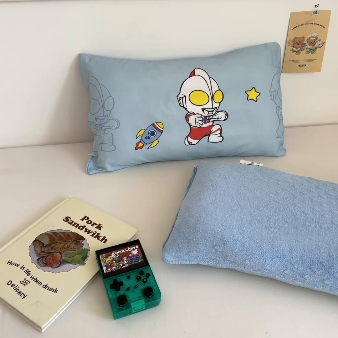 91家纺网 家纺一手货源 找家纺 孩子王家纺 2025新款A棉B绒全棉纯棉豆豆枕学生幼儿园系列 光之超人 30x50cm/只（带标）