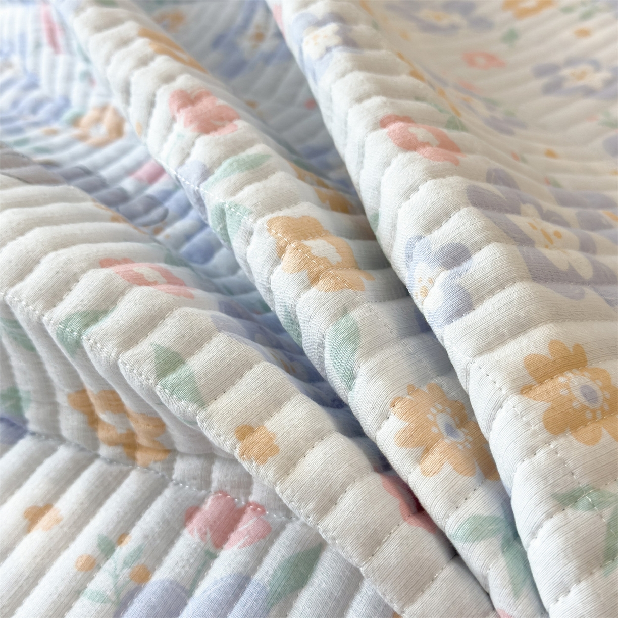 91家纺网 家纺一手货源 找家纺 雯豆家纺 2025新品皱皱双层纱床盖泡泡纱床罩保护套 奶萌小狗