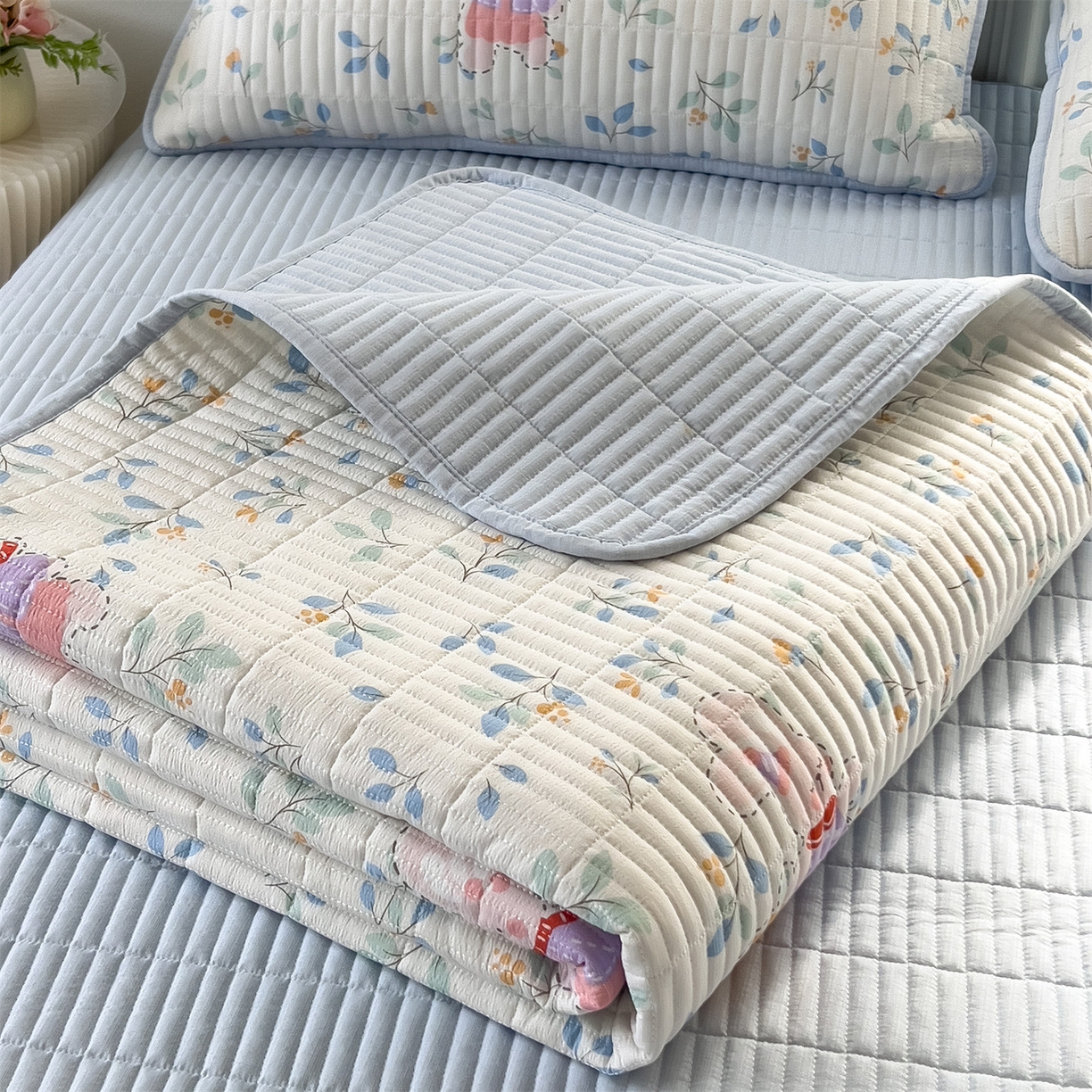 91家纺网 家纺一手货源 找家纺 雯豆家纺 2025新品皱皱双层纱床盖泡泡纱床罩保护套 小苍兰