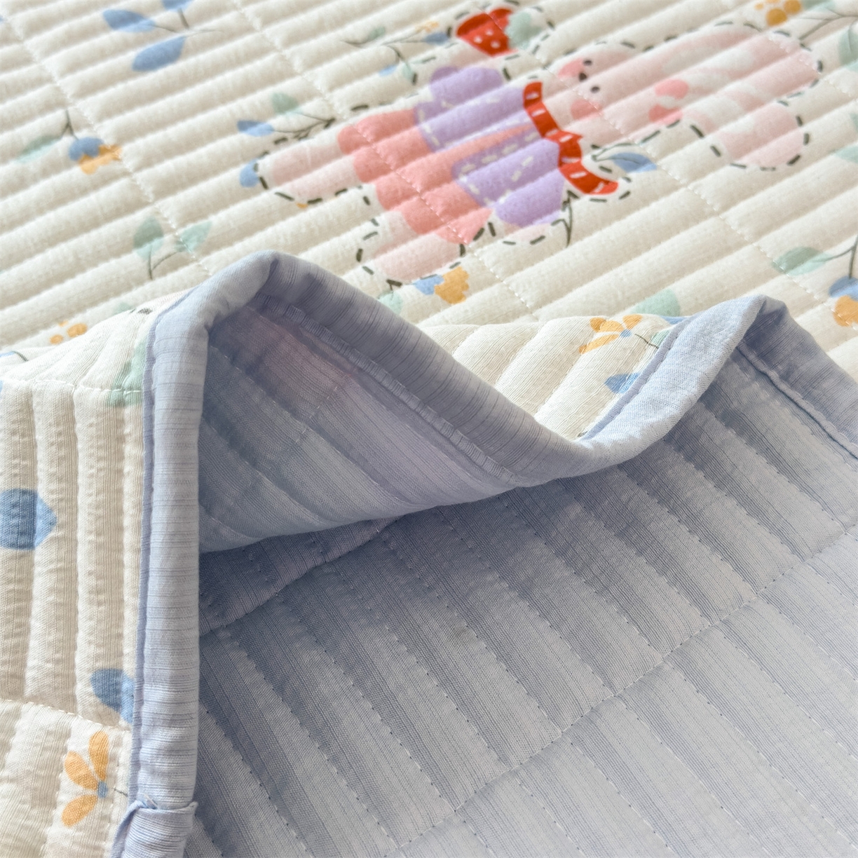 91家纺网 家纺一手货源 找家纺 雯豆家纺 2025新品皱皱双层纱床盖泡泡纱床罩保护套 小苍兰