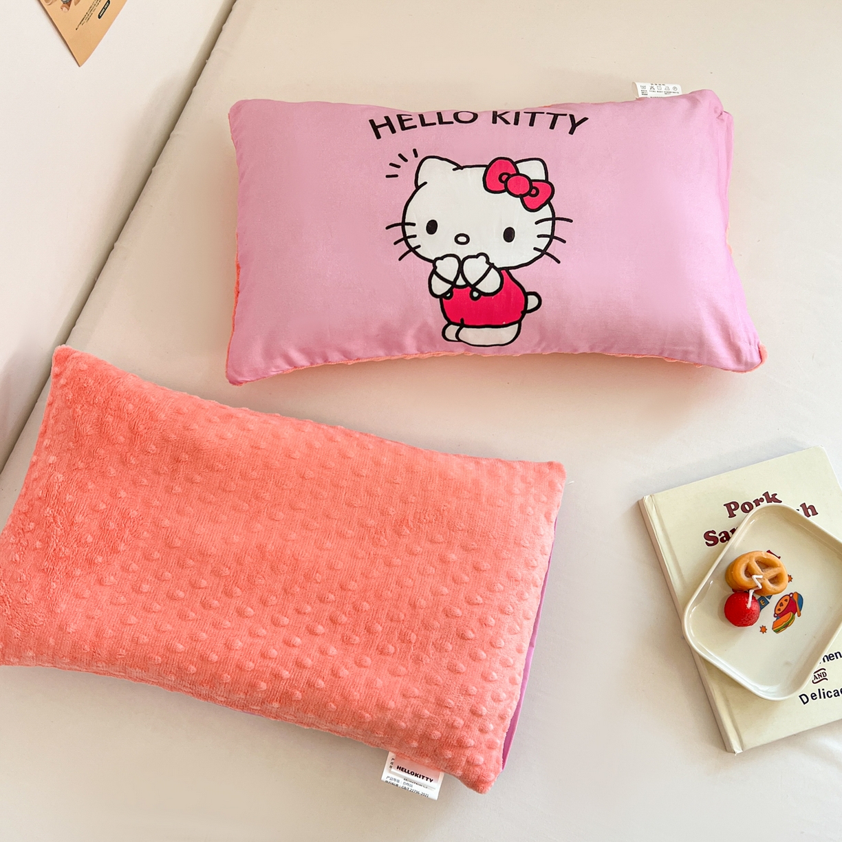 91家纺网 家纺一手货源 找家纺 孩子王家纺 2025新款A棉B绒全棉纯棉豆豆枕学生幼儿园系列 甜品凯蒂 30x50cm/只（带标）