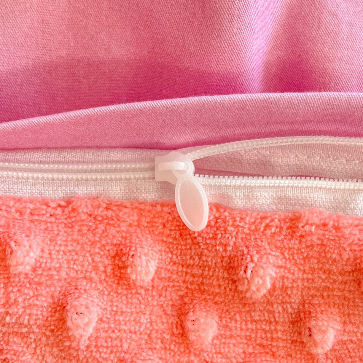 91家纺网 家纺一手货源 找家纺 孩子王家纺 2025新款A棉B绒全棉纯棉豆豆枕学生幼儿园系列 甜品凯蒂 30x50cm/只（带标）