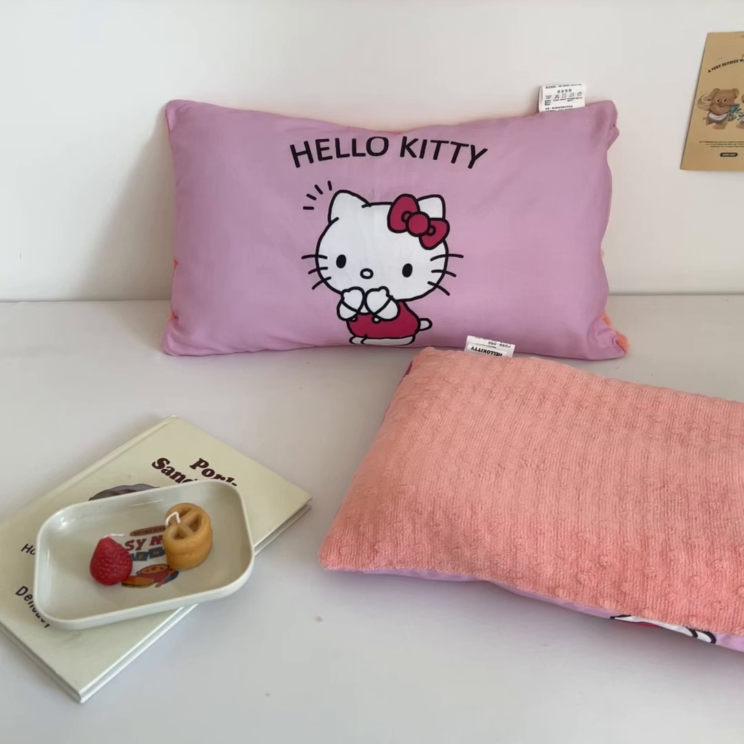 91家纺网 家纺一手货源 找家纺 孩子王家纺 2025新款A棉B绒全棉纯棉豆豆枕学生幼儿园系列 甜品凯蒂 30x50cm/只（带标）