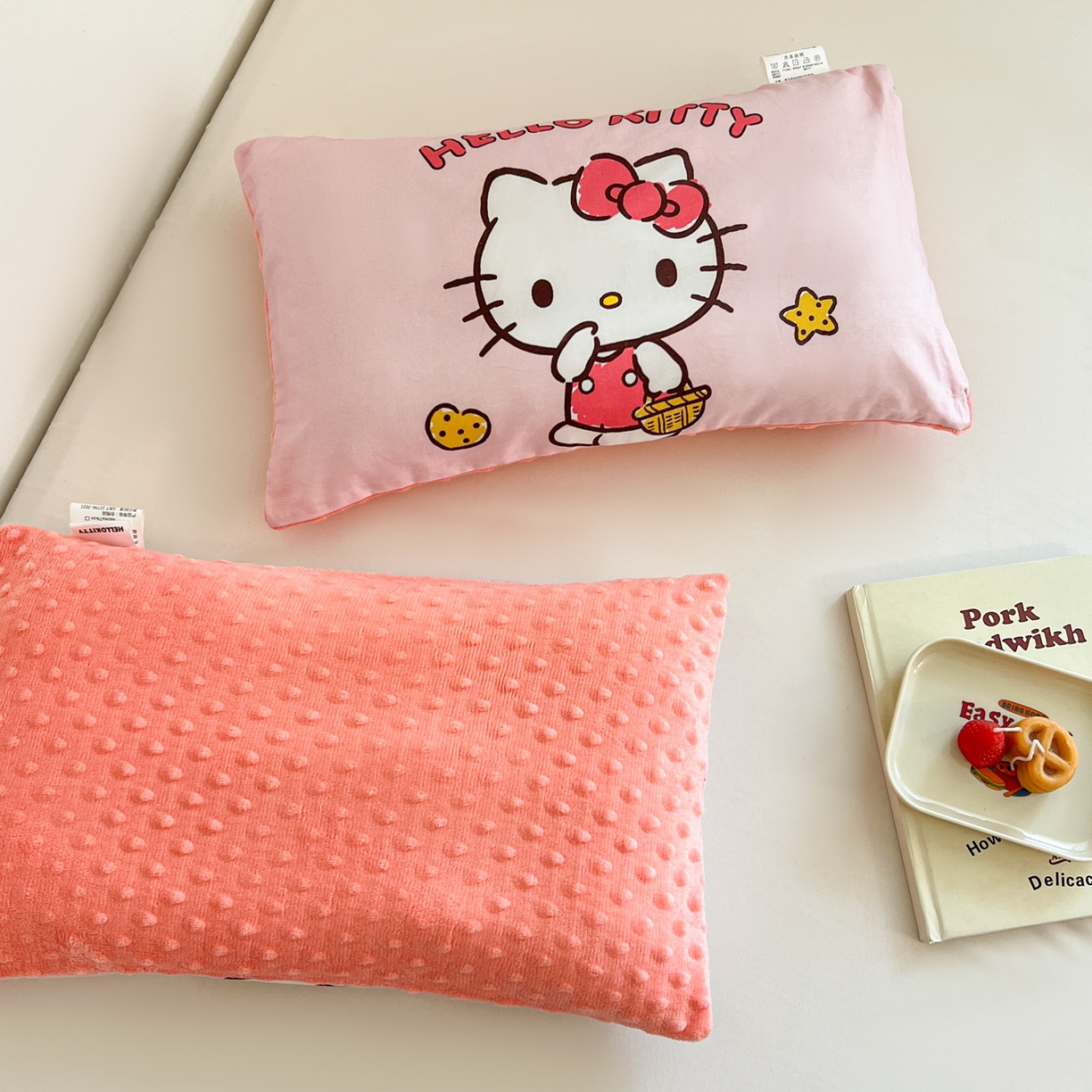 91家纺网 家纺一手货源 找家纺 孩子王家纺 2025新款A棉B绒全棉纯棉豆豆枕学生幼儿园系列 甜心凯蒂 30x50cm/只（带标）