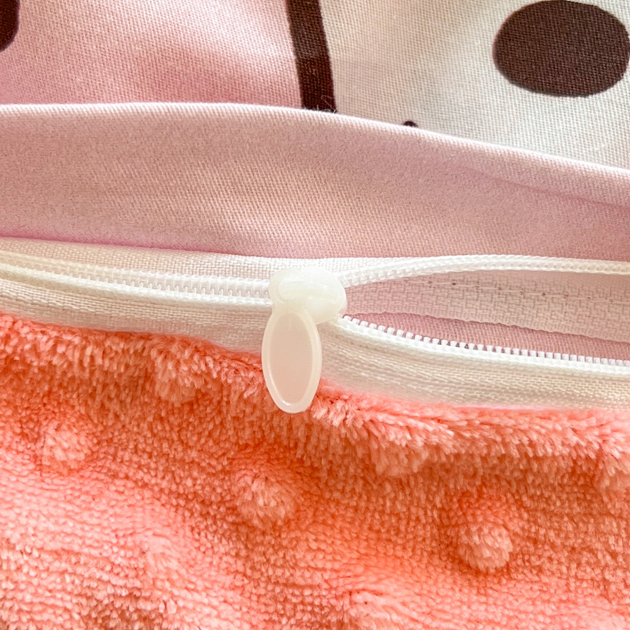 91家纺网 家纺一手货源 找家纺 孩子王家纺 2025新款A棉B绒全棉纯棉豆豆枕学生幼儿园系列 甜心凯蒂 30x50cm/只（带标）