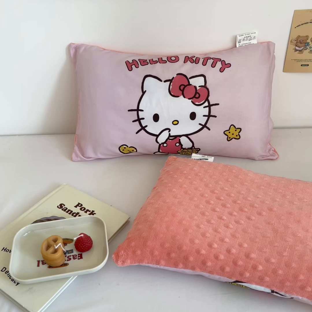 91家纺网 家纺一手货源 找家纺 孩子王家纺 2025新款A棉B绒全棉纯棉豆豆枕学生幼儿园系列 甜心凯蒂 30x50cm/只（带标）