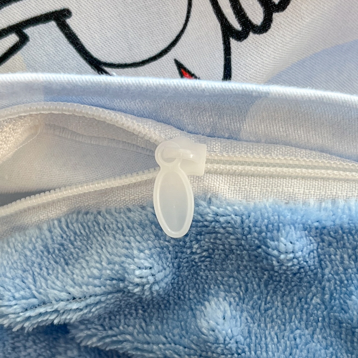 91家纺网 家纺一手货源 找家纺 孩子王家纺 2025新款A棉B绒全棉纯棉豆豆枕学生幼儿园系列 王牌艾斯 30x50cm/只（带标）