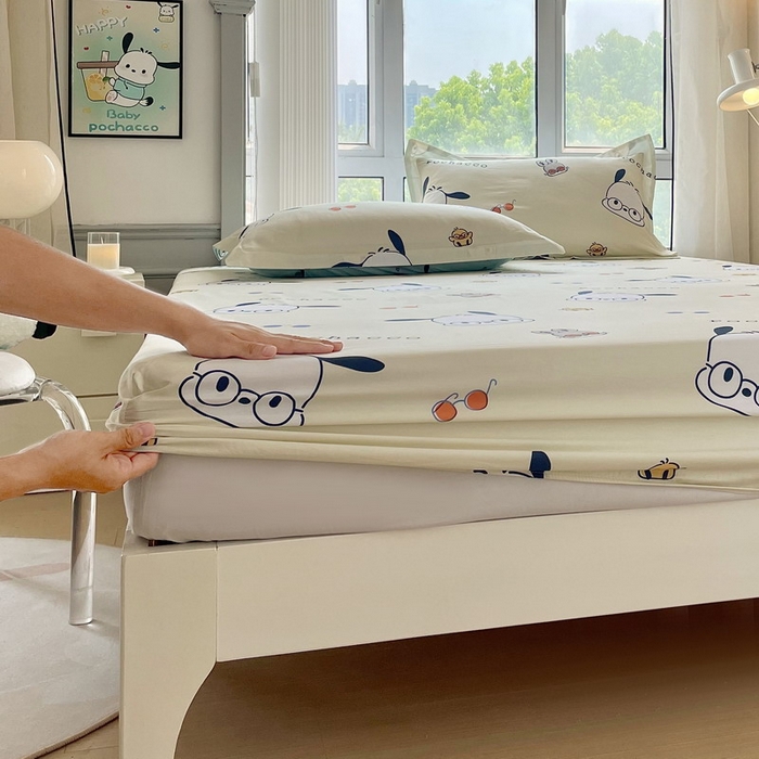 91家纺网 家纺一手货源 找家纺 蘭菲家纺 2025新款三丽鸥系列全棉印花单品床笠 眼镜狗-米