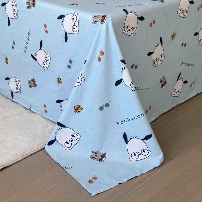 91家纺网 家纺一手货源 找家纺 蘭菲家纺 2025新款三丽鸥系列全棉印花单品床单 眼镜狗-蓝