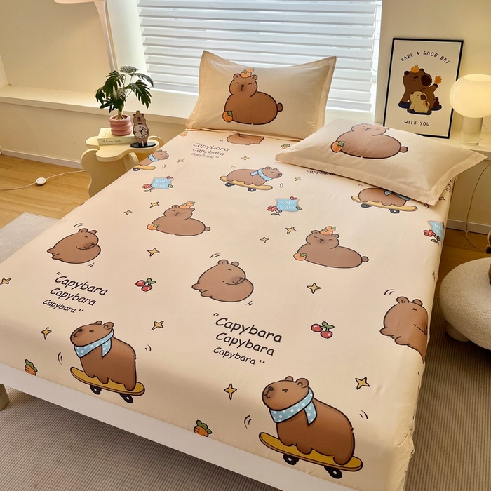 91家纺网 家纺一手货源 找家纺 蘭菲家纺 2025新款学生季卡皮巴拉系列全棉印花单品床笠 爱滑板