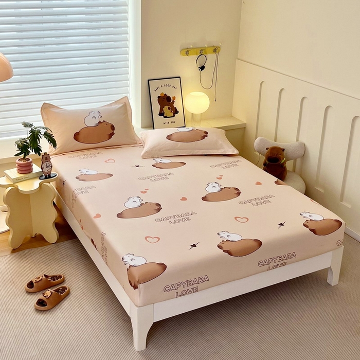 91家纺网 家纺一手货源 找家纺 蘭菲家纺 2025新款学生季卡皮巴拉系列全棉印花单品床笠 陪伴拉