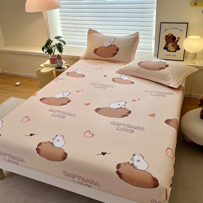 91家纺网 家纺一手货源 找家纺 蘭菲家纺 2025新款学生季卡皮巴拉系列全棉印花单品床笠 陪伴拉