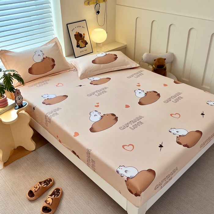 91家纺网 家纺一手货源 找家纺 蘭菲家纺 2025新款学生季卡皮巴拉系列全棉印花单品床笠 陪伴拉