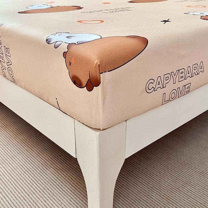 91家纺网 家纺一手货源 找家纺 蘭菲家纺 2025新款学生季卡皮巴拉系列全棉印花单品床笠 陪伴拉