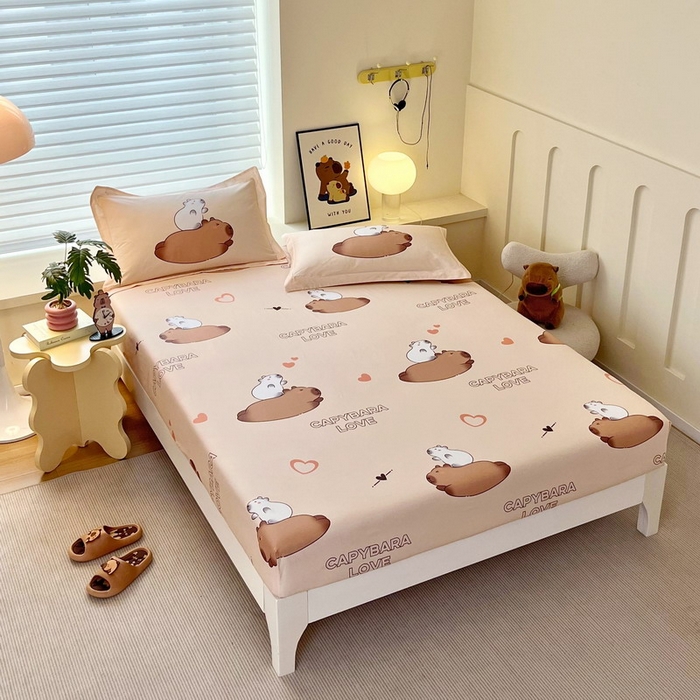 91家纺网 家纺一手货源 找家纺 蘭菲家纺 2025新款学生季卡皮巴拉系列全棉印花单品床笠 陪伴拉