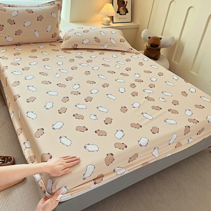 91家纺网 家纺一手货源 找家纺 蘭菲家纺 2025新款学生季卡皮巴拉系列全棉印花单品床笠 小奶豚