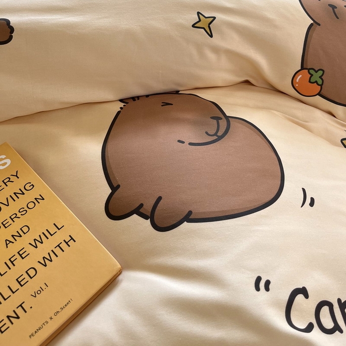 91家纺网 家纺一手货源 找家纺 （总）蘭菲家纺 2025新款学生季卡皮巴拉系列全棉印花三件套