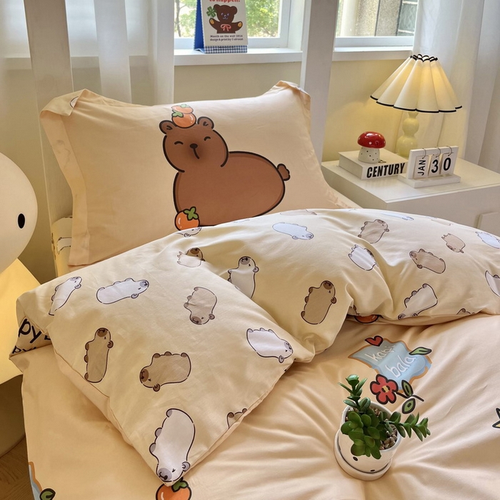 91家纺网 家纺一手货源 找家纺 （总）蘭菲家纺 2025新款学生季卡皮巴拉系列全棉印花三件套