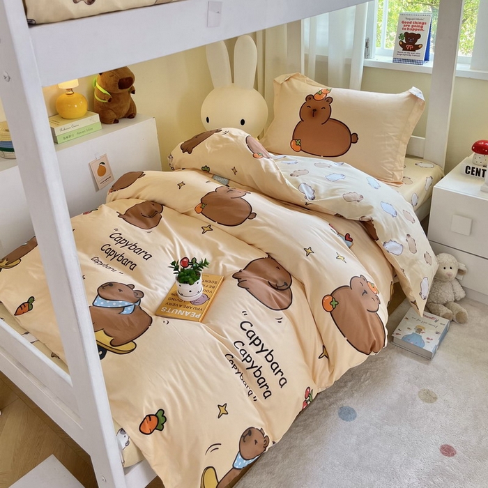 91家纺网 家纺一手货源 找家纺 蘭菲家纺 2025新款学生季卡皮巴拉系列全棉印花三件套 爱滑板