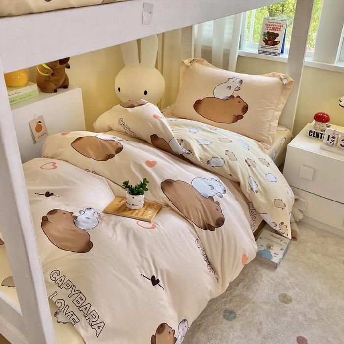 91家纺网 家纺一手货源 找家纺 蘭菲家纺 2025新款学生季卡皮巴拉系列全棉印花三件套 陪伴拉