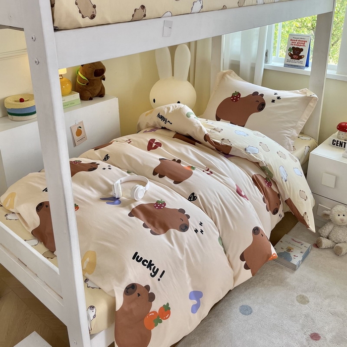 91家纺网 家纺一手货源 找家纺 蘭菲家纺 2025新款学生季卡皮巴拉系列全棉印花三件套 皮小萌