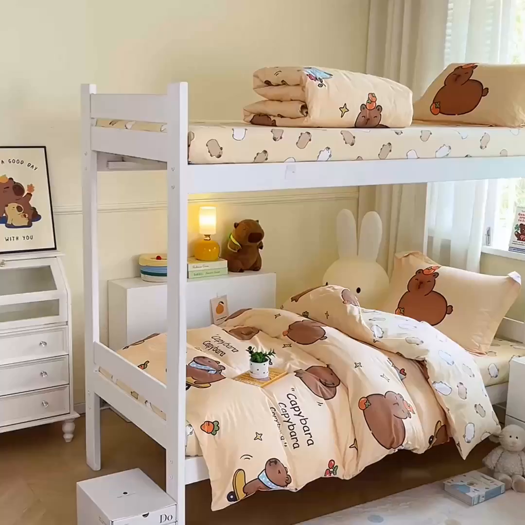 91家纺网 家纺一手货源 找家纺 蘭菲家纺 2025新款学生季卡皮巴拉系列全棉印花三件套 爱滑板