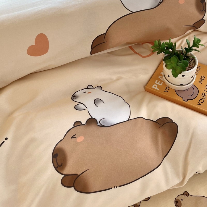 91家纺网 家纺一手货源 找家纺 蘭菲家纺 2025新款学生季卡皮巴拉系列全棉印花三件套 陪伴拉