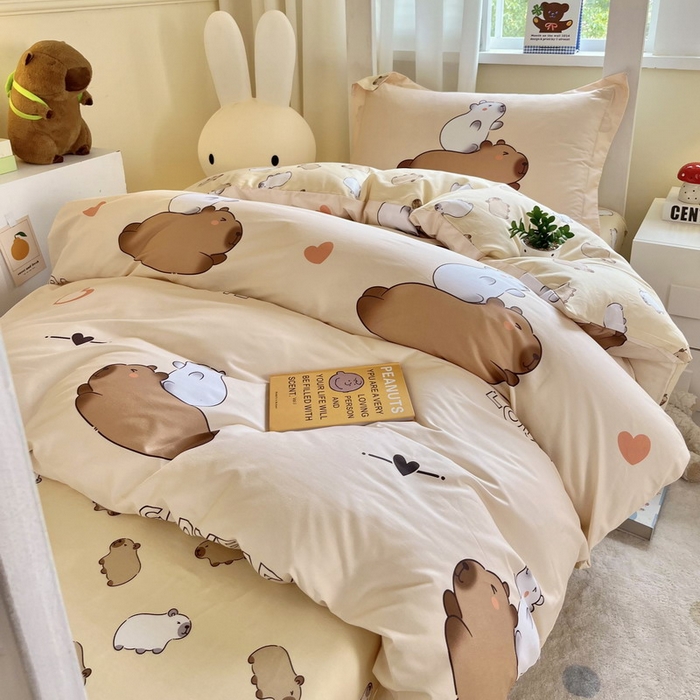 91家纺网 家纺一手货源 找家纺 蘭菲家纺 2025新款学生季卡皮巴拉系列全棉印花三件套 陪伴拉