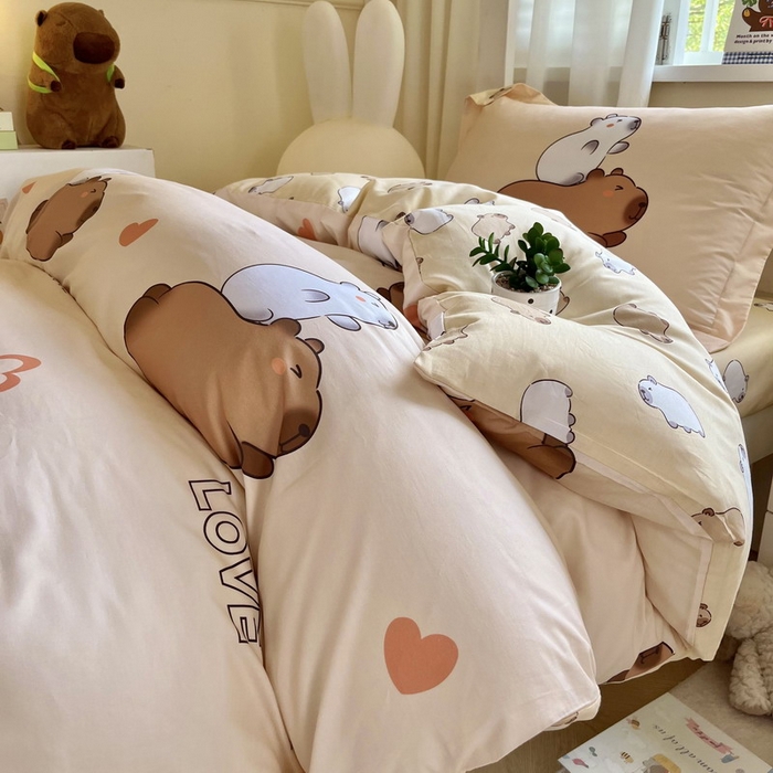 91家纺网 家纺一手货源 找家纺 蘭菲家纺 2025新款学生季卡皮巴拉系列全棉印花三件套 陪伴拉