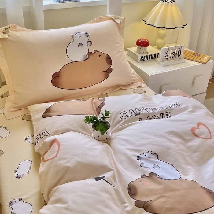 91家纺网 家纺一手货源 找家纺 蘭菲家纺 2025新款学生季卡皮巴拉系列全棉印花三件套 陪伴拉