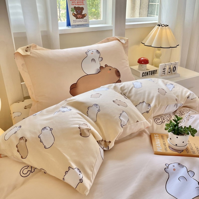 91家纺网 家纺一手货源 找家纺 蘭菲家纺 2025新款学生季卡皮巴拉系列全棉印花三件套 陪伴拉