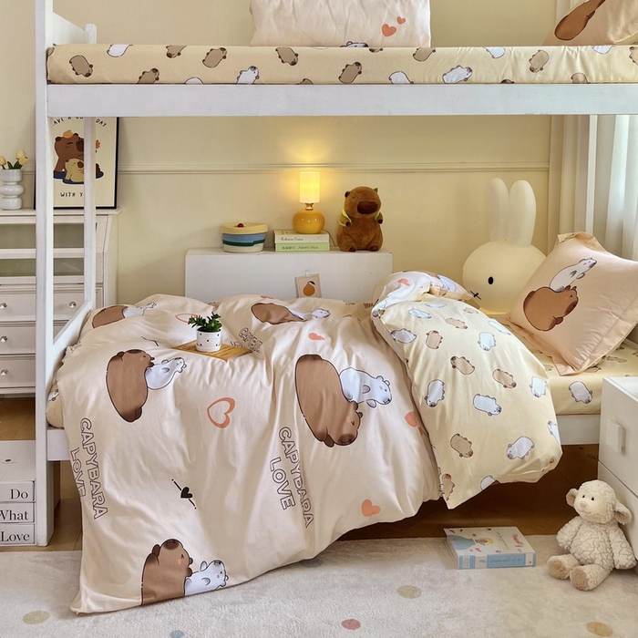 91家纺网 家纺一手货源 找家纺 蘭菲家纺 2025新款学生季卡皮巴拉系列全棉印花三件套 陪伴拉