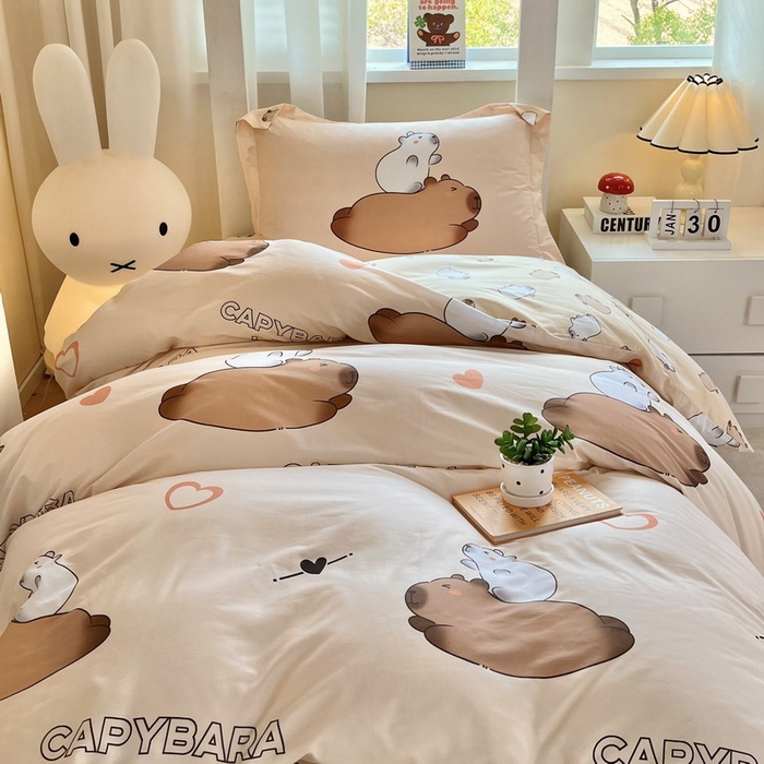 91家纺网 家纺一手货源 找家纺 蘭菲家纺 2025新款学生季卡皮巴拉系列全棉印花三件套 陪伴拉