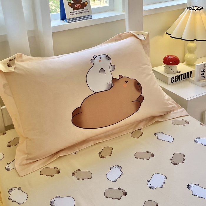 91家纺网 家纺一手货源 找家纺 蘭菲家纺 2025新款学生季卡皮巴拉系列全棉印花三件套 陪伴拉