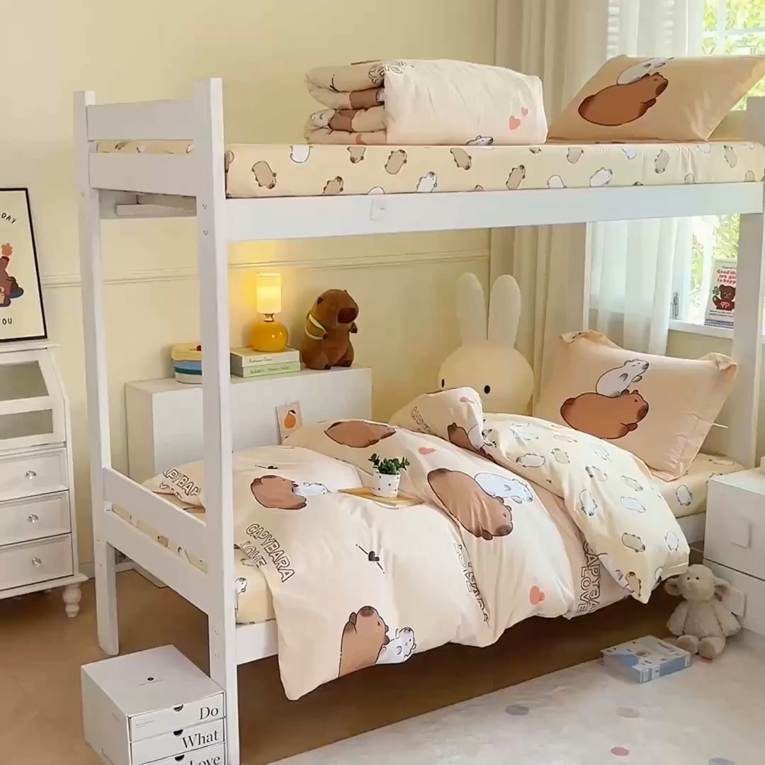 91家纺网 家纺一手货源 找家纺 蘭菲家纺 2025新款学生季卡皮巴拉系列全棉印花三件套 陪伴拉