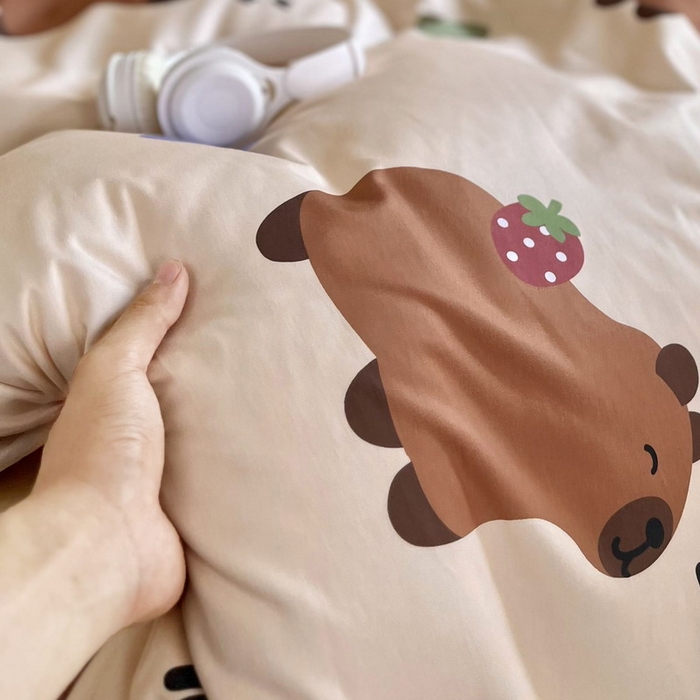 91家纺网 家纺一手货源 找家纺 蘭菲家纺 2025新款学生季卡皮巴拉系列全棉印花三件套 皮小萌